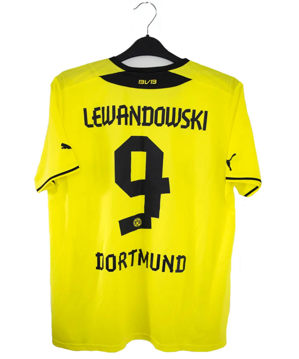 Maillot vintage domicile jaune et noir du borrussia dortmund de la saison 2013-2014. On peut retrouver l'équipementier puma et le sponsor evonik. Le maillot est floqué du numéro 9 Lewandowski