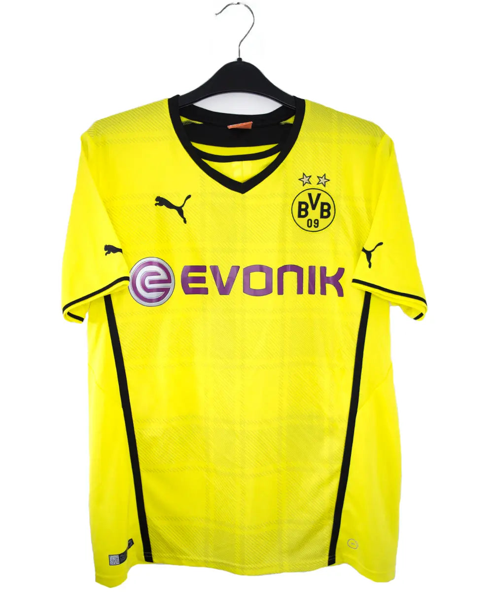 Maillot vintage domicile jaune et noir du borrussia dortmund de la saison 2013-2014. On peut retrouver l'équipementier puma et le sponsor evonik. Le maillot est floqué du numéro 9 Lewandowski