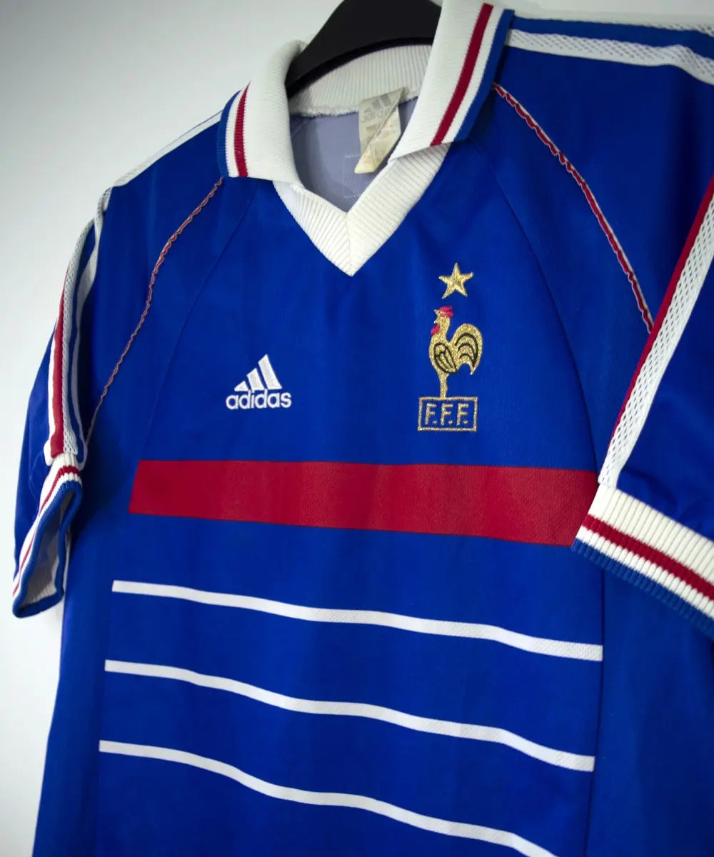 Maillot de foot vintage bleu blanc et rouge de l'équipe de france 1998. On peut retrouver l'équipementier adidas