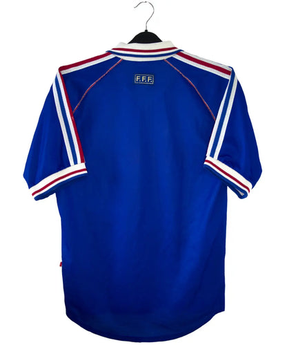Maillot de foot vintage bleu blanc et rouge de l'équipe de france 1998. On peut retrouver l'équipementier adidas