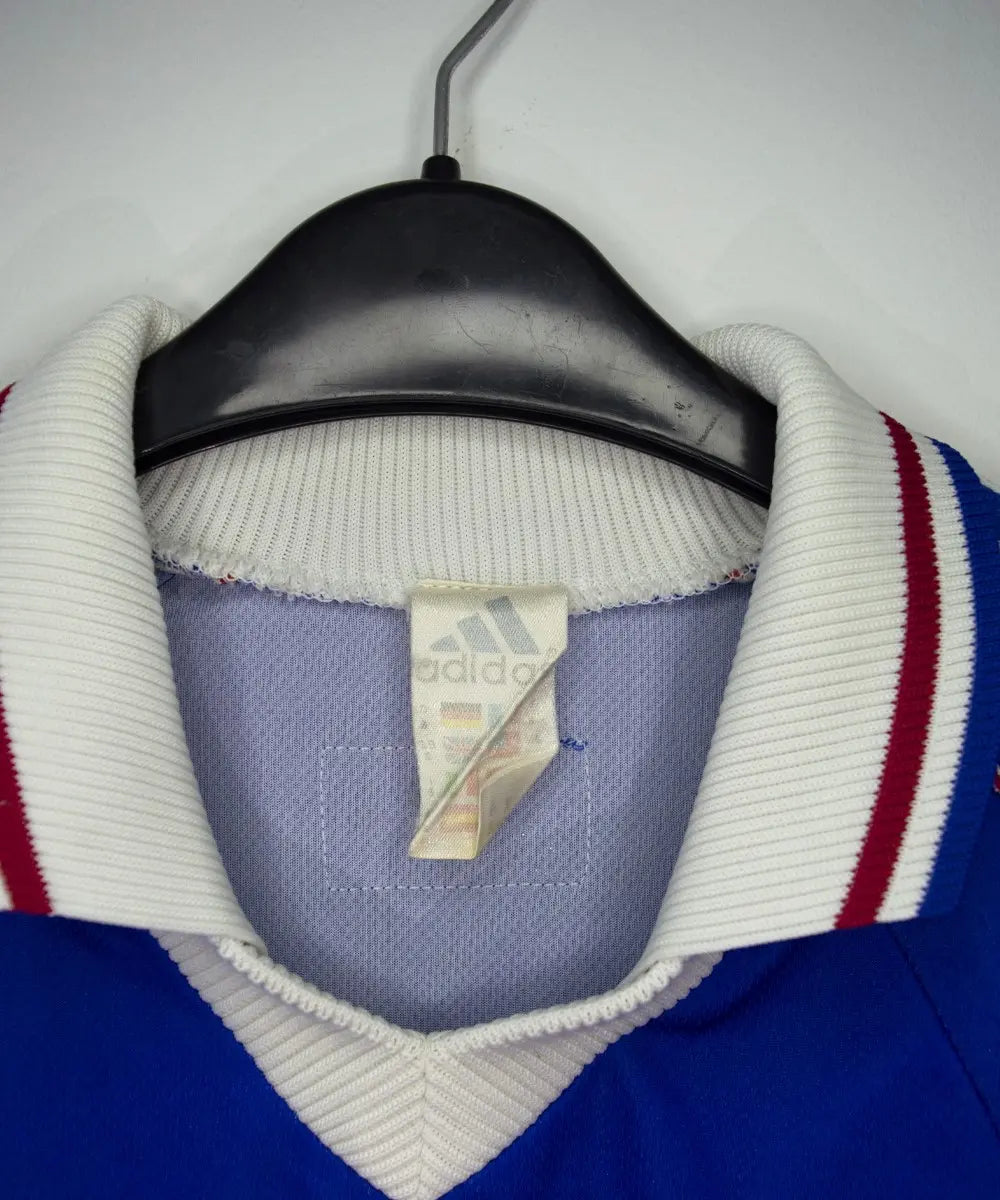 Maillot de foot vintage bleu blanc et rouge de l'équipe de france 1998. On peut retrouver l'équipementier adidas
