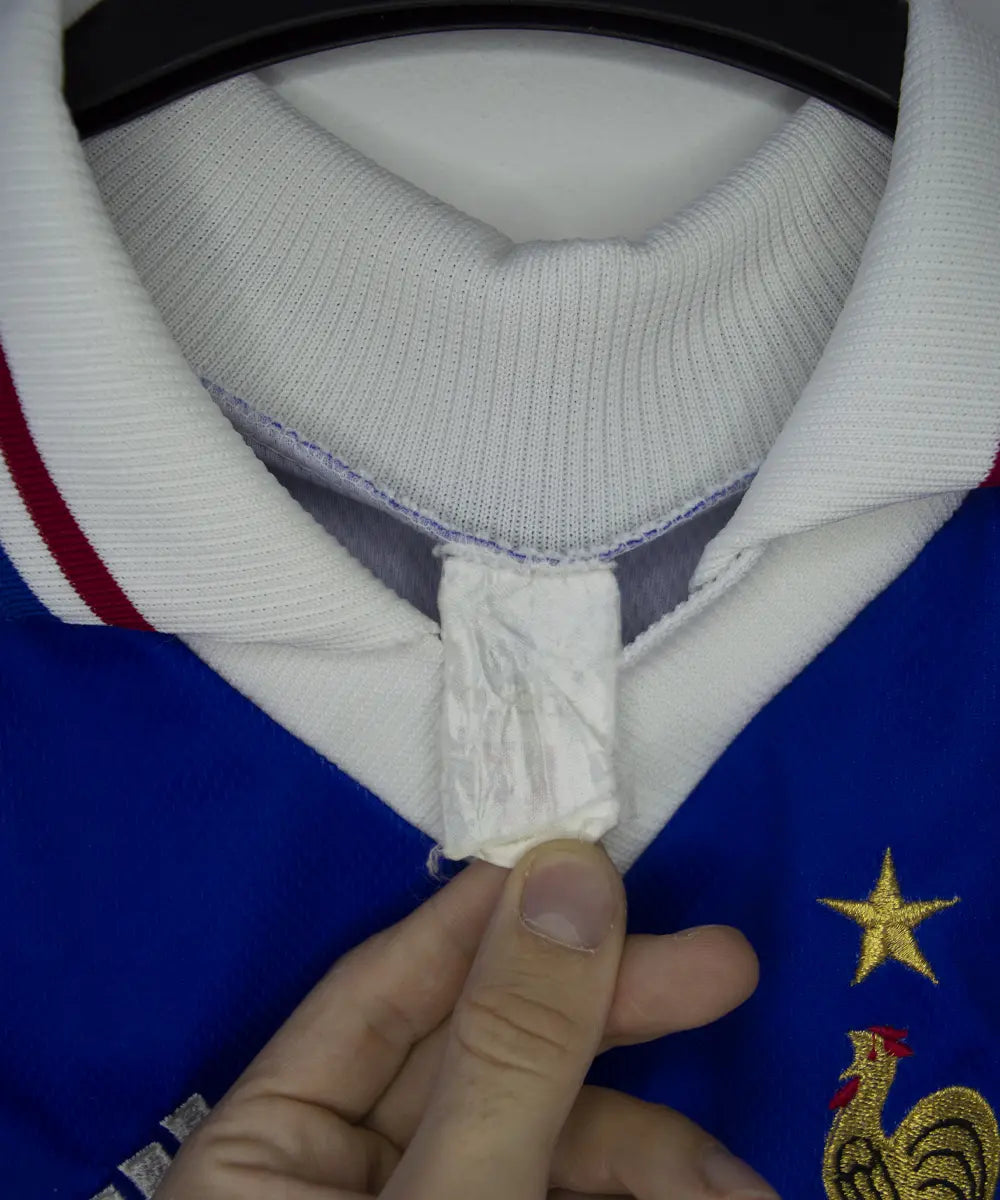 Maillot équipe de france 1998 domicile de couleur bleu, blanc et rouge. On peut retrouver l'équipementier adidas. Le maillot est floqué du numéro 10 Zidane