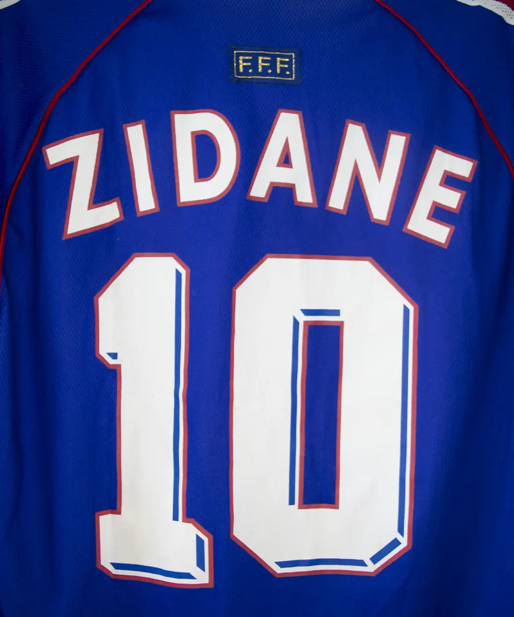 Maillot équipe de france 1998 domicile de couleur bleu, blanc et rouge. On peut retrouver l'équipementier adidas. Le maillot est floqué du numéro 10 Zidane