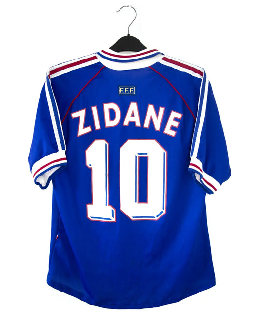 Maillot équipe de france 1998 domicile de couleur bleu, blanc et rouge. On peut retrouver l'équipementier adidas. Le maillot est floqué du numéro 10 Zidane