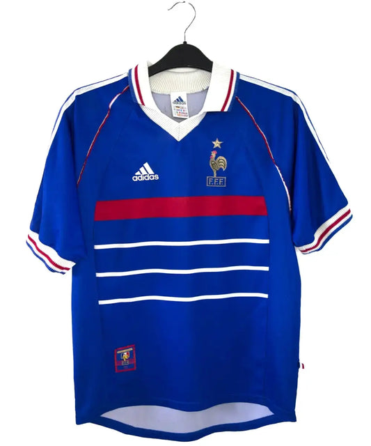 Maillot de foot vintage bleu blanc et rouge de l'équipe de france 1998. On peut retrouver l'équipementier adidas