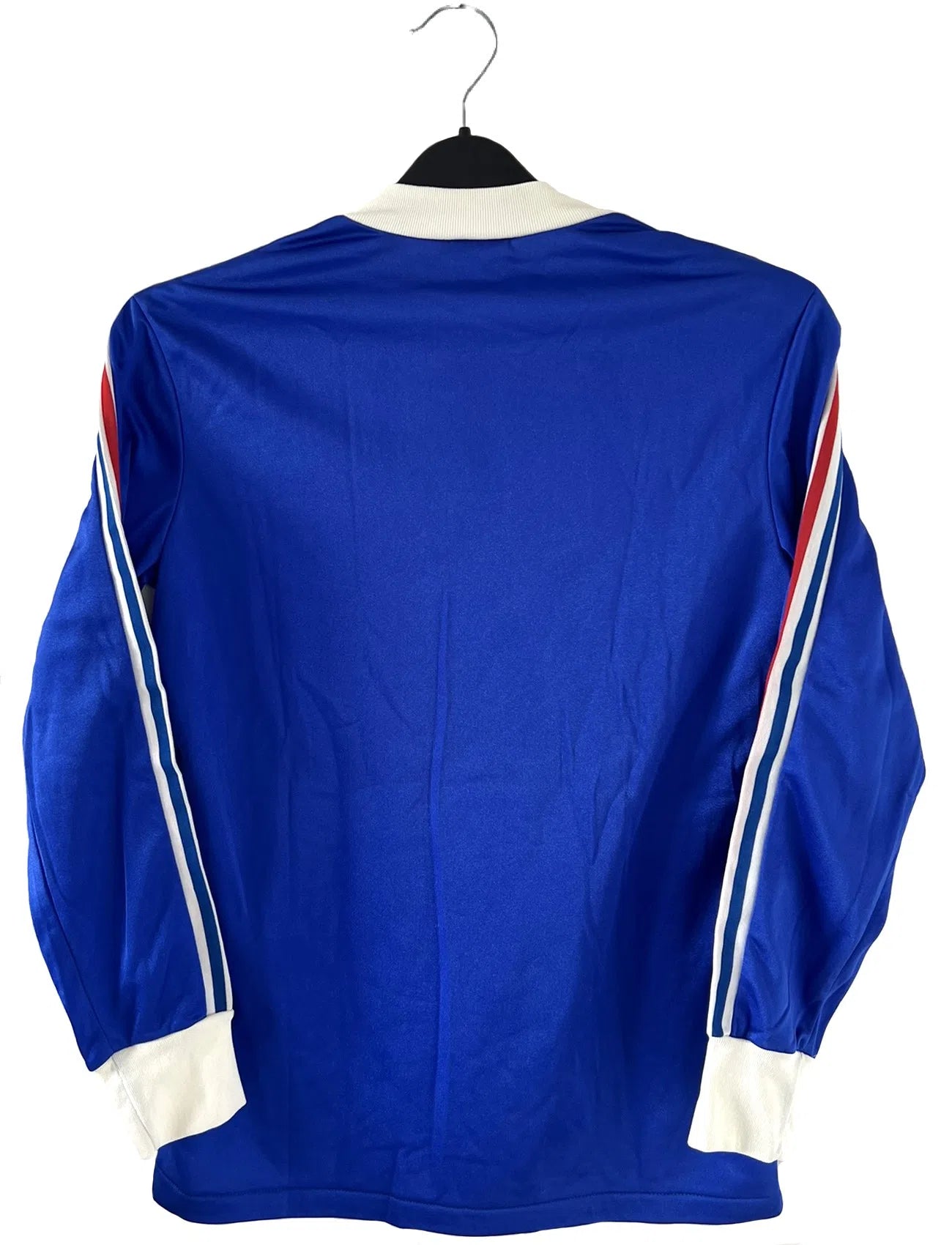 Maillot de foot vintage de l'équipe de france bleu blanc et rouge. Il s'agit du maillot domicile édité lors de la coupe du monde 1978. On peut retrouver l'équipementier adidas. Il s'agit d'un maillot authentique