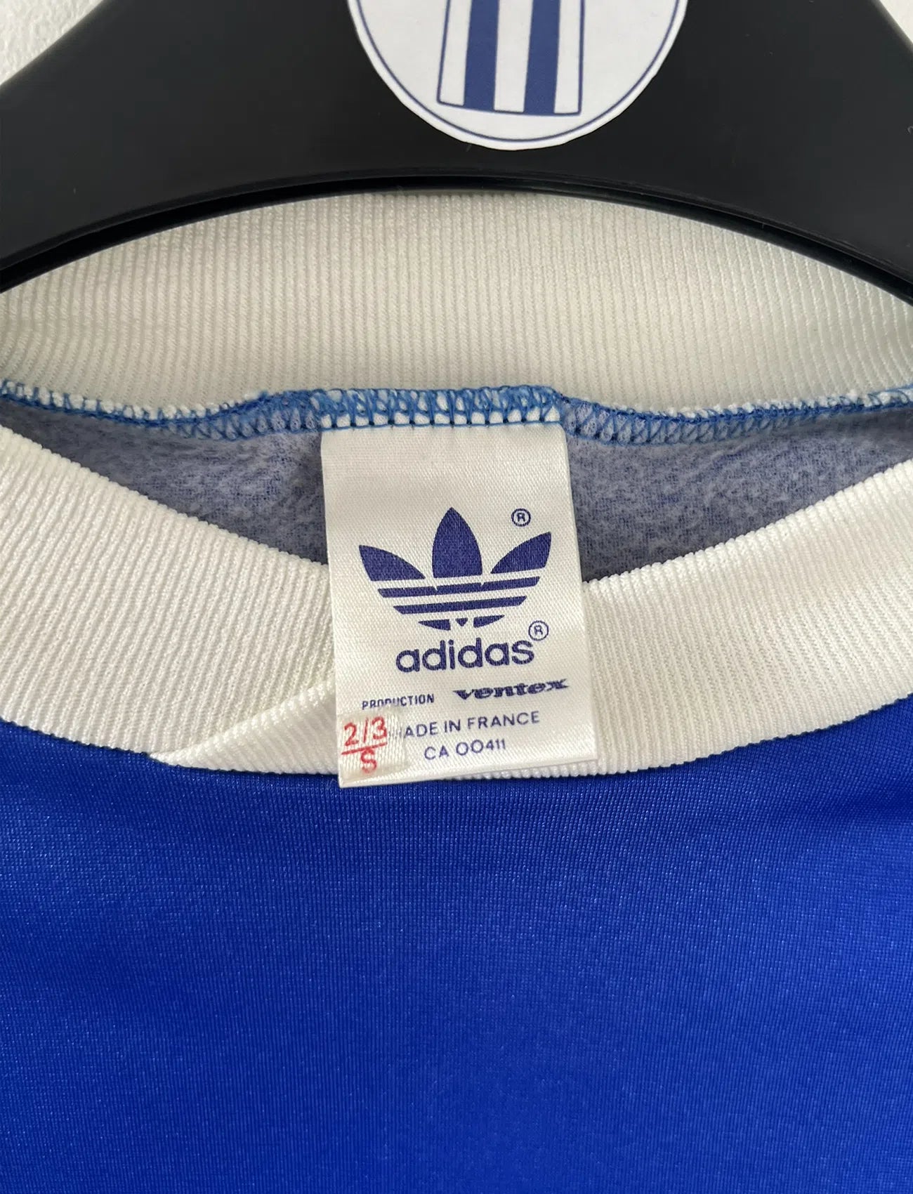 Maillot de foot vintage de l'équipe de france bleu blanc et rouge. Il s'agit du maillot domicile édité lors de la coupe du monde 1978. On peut retrouver l'équipementier adidas. Il s'agit d'un maillot authentique