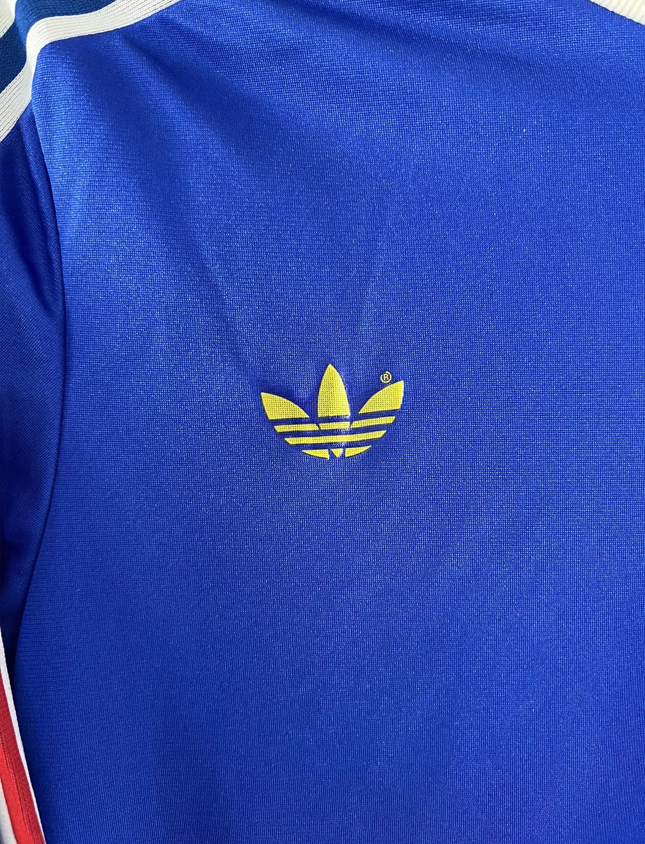 Maillot de foot vintage de l'équipe de france bleu blanc et rouge. Il s'agit du maillot domicile édité lors de la coupe du monde 1978. On peut retrouver l'équipementier adidas. Il s'agit d'un maillot authentique