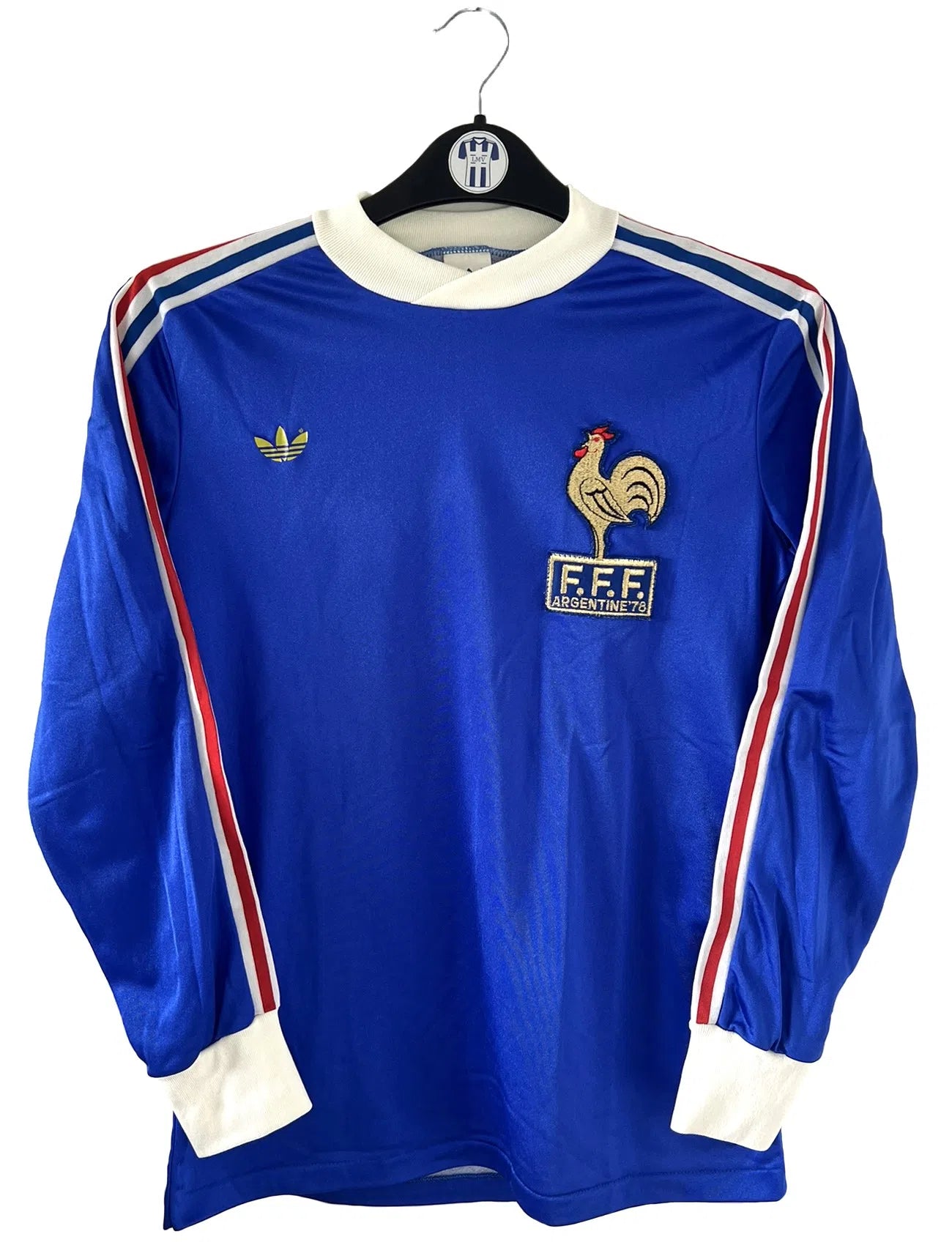 Maillot de foot vintage de l'équipe de france bleu blanc et rouge. Il s'agit du maillot domicile édité lors de la coupe du monde 1978. On peut retrouver l'équipementier adidas. Il s'agit d'un maillot authentique