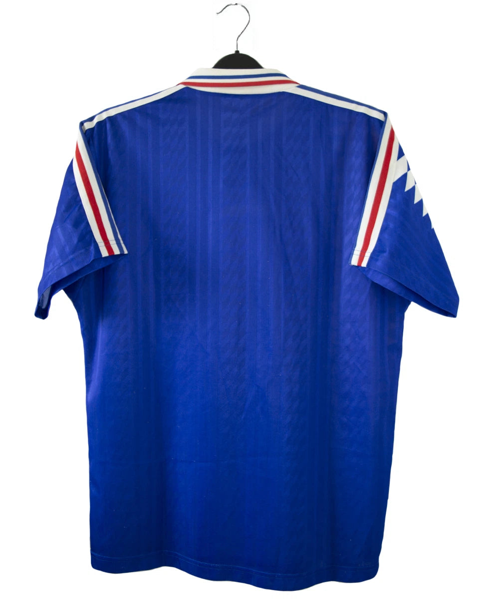 Maillot de foot vintage bleu blanc et rouge de l'équipe de france 1994. On peut retrouver l'équipementier adidas. Il s'agit d'un maillot authentique