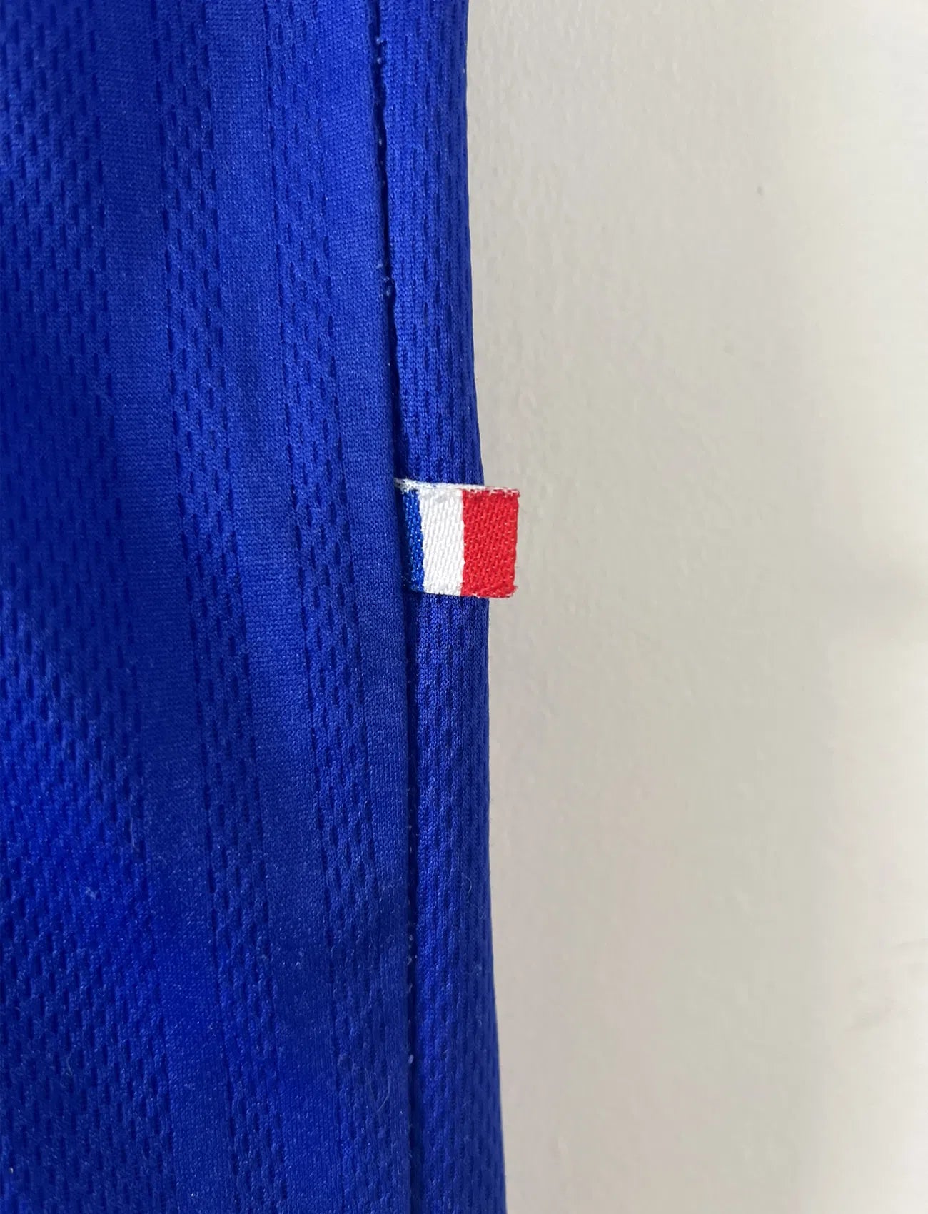 Maillot de foot vintage de l'équipe de france bleu blanc et rouge. Il s'agit du maillot domicile de la coupe du monde 1998. On peut retrouver l'équipementier adidas et le coq sans l'étoile. Le maillot possède la signature pour toi de Zinedine Zidane