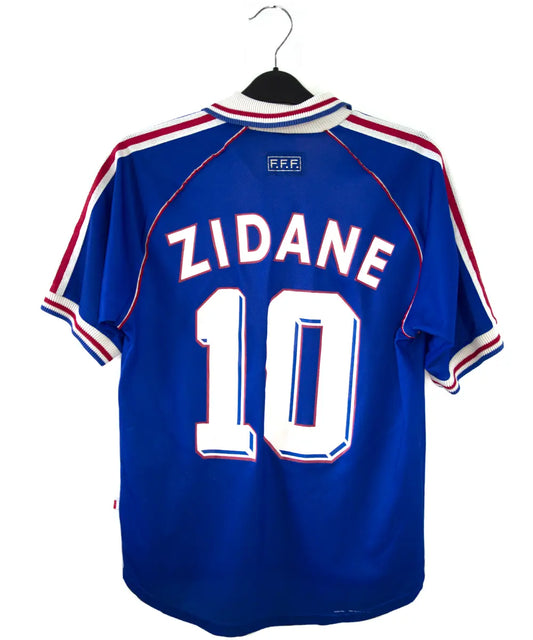 Maillot de foot vintage bleu blanc et rouge de l'équipe de france 1998. On peut retrouver l'équipementier adidas. Le maillot est floqué du numéro 10 Zinedine Zidane