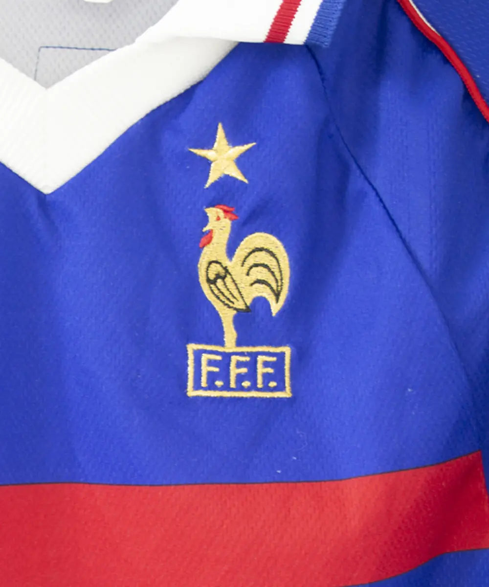 Maillot de foot authentique de l'équipe de france 1998. Le maillot est floqué du numéro 10 Zinedine Zidane. Sur cette photo on peut voir le coq une étoile de près