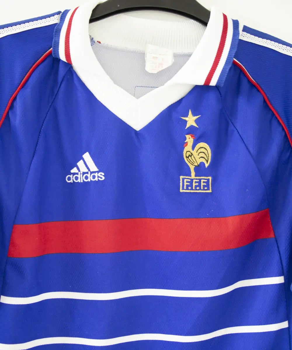 Maillot de foot authentique de l'équipe de france 1998. Le maillot est floqué du numéro 10 Zinedine Zidane. Sur cette photo on peut voir le devant du maillot de près