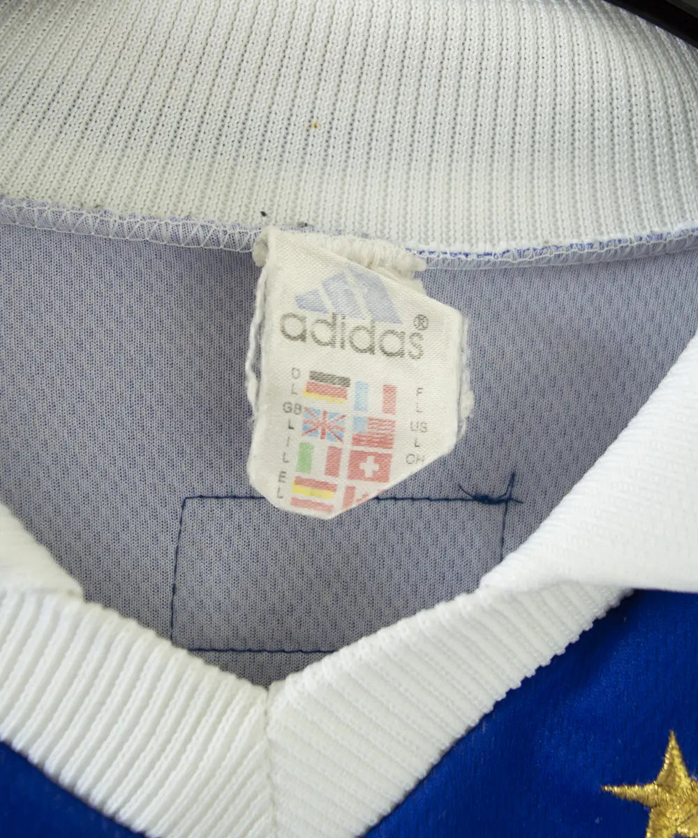 Maillot de foot authentique de l'équipe de france 1998. Le maillot est floqué du numéro 10 Zinedine Zidane. Sur cette photo on peut voir l'étiquette d'authenticité du maillot