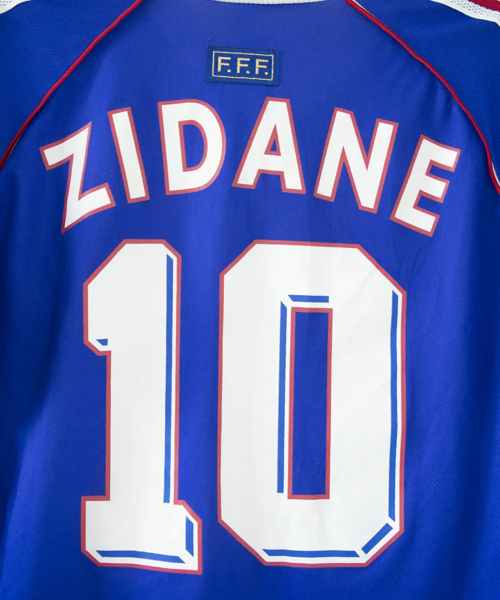 Maillot de foot authentique de l'équipe de france 1998. Le maillot est floqué du numéro 10 Zinedine Zidane. Sur cette photo on peut voir le flocage du maillot de près