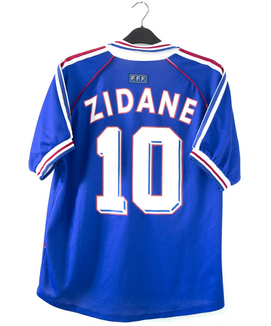 Maillot de foot authentique de l'équipe de france 1998. Le maillot est floqué du numéro 10 Zinedine Zidane. Sur cette photo on peut voir le flocage du maillot