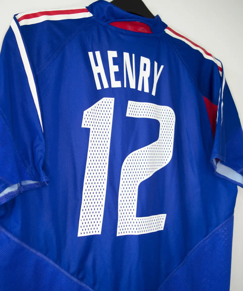Maillot domicile bleu, blanc et rouge de l'équipe de france 2004-2006. On peut retrouver l'équipementier adidas. Le maillot est floqué du numéro 12 Thierry Henry