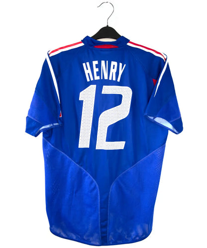 Maillot domicile bleu, blanc et rouge de l'équipe de france 2004-2006. On peut retrouver l'équipementier adidas. Le maillot est floqué du numéro 12 Thierry Henry