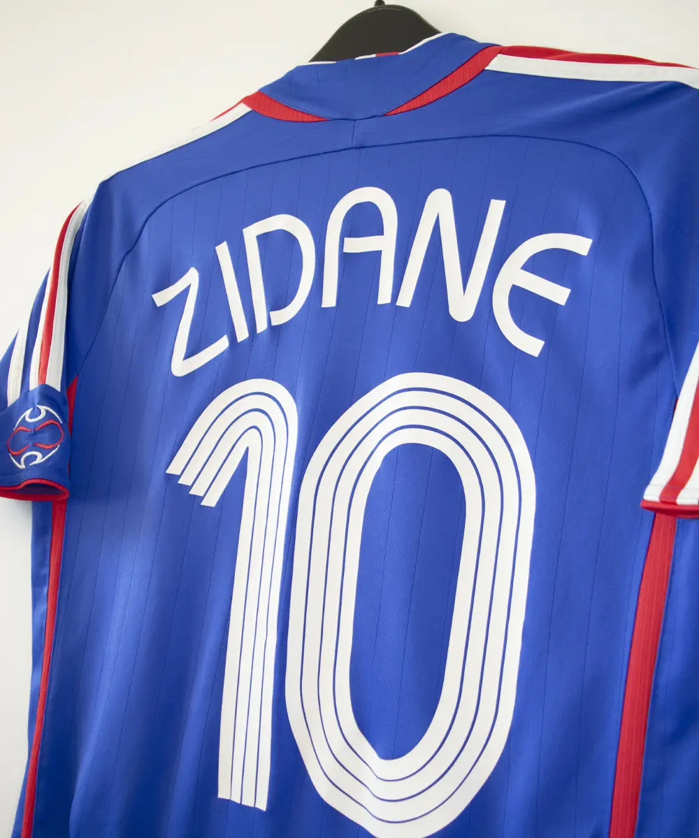 Maillot domicile vintage bleu de l'équipe de france 2006. On peut retrouver l'équipementier adidas. Le maillot est floqué du numéro 10 Zinedine Zidane