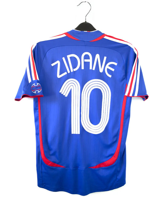 Maillot domicile vintage bleu de l'équipe de france 2006. On peut retrouver l'équipementier adidas. Le maillot est floqué du numéro 10 Zinedine Zidane