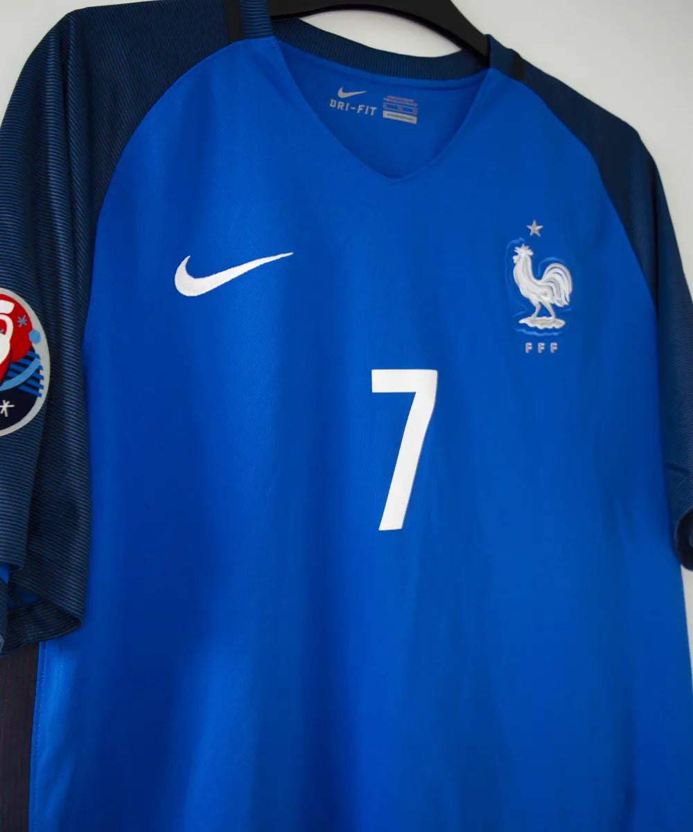 Maillot de foot domicile de l'équipe de france 2016. On peut retrouver l'équipementier nike. Le maillot est de couleur bleu. Le maillot est floqué du numéro 7 Antoine Griezmann