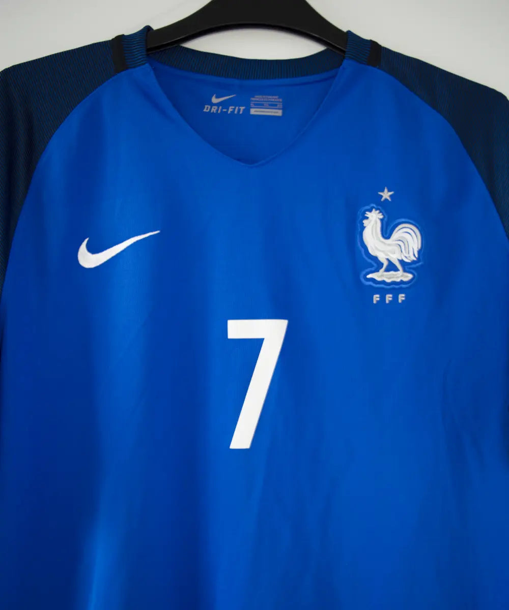 Maillot de foot domicile de l'équipe de france 2016. On peut retrouver l'équipementier nike. Le maillot est de couleur bleu. Le maillot est floqué du numéro 7 Antoine Griezmann