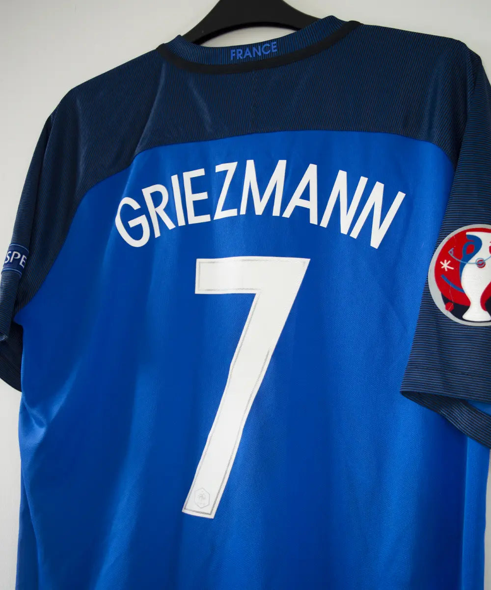 Maillot de foot domicile de l'équipe de france 2016. On peut retrouver l'équipementier nike. Le maillot est de couleur bleu. Le maillot est floqué du numéro 7 Antoine Griezmann