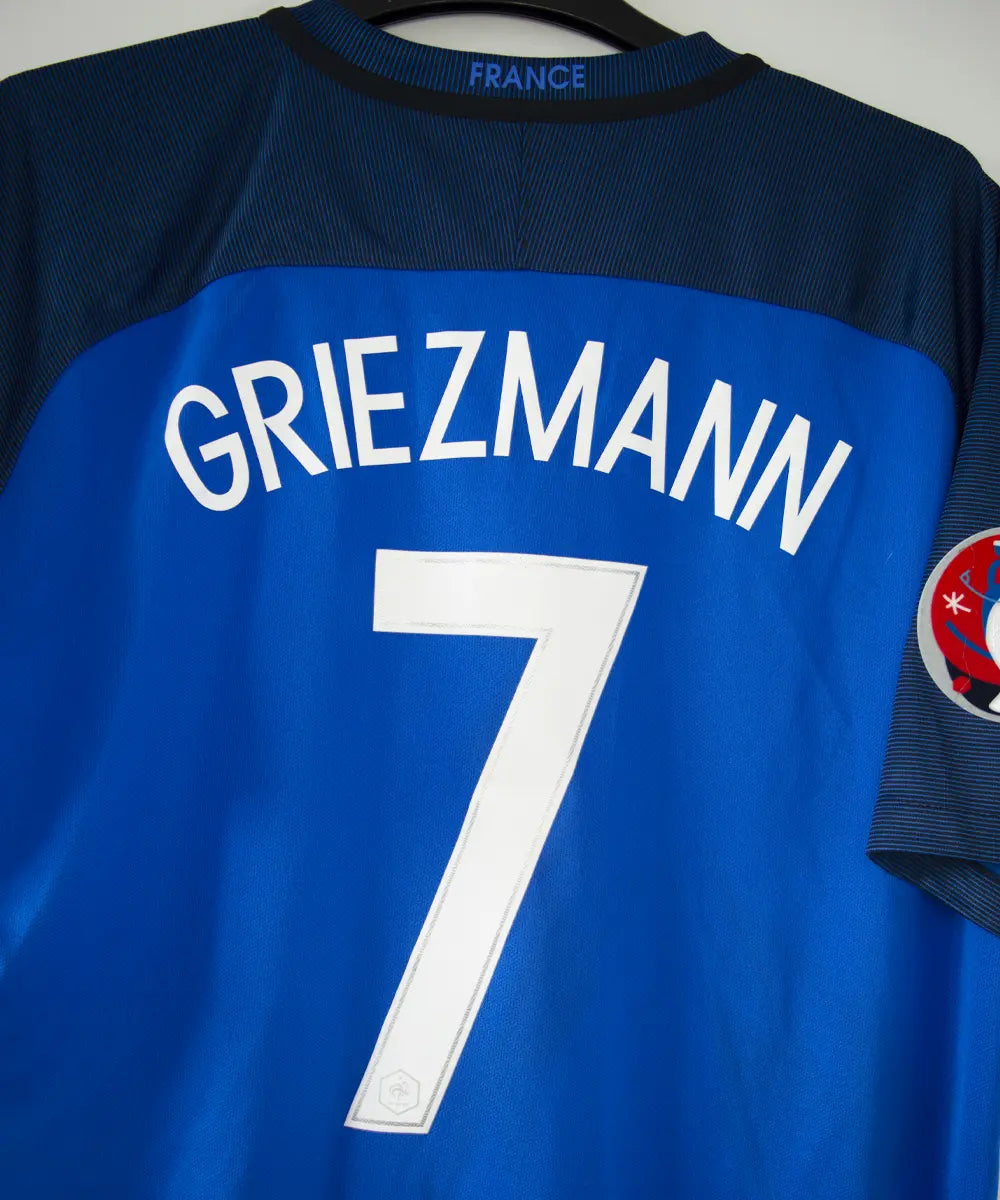 Maillot de foot domicile de l'équipe de france 2016. On peut retrouver l'équipementier nike. Le maillot est de couleur bleu. Le maillot est floqué du numéro 7 Antoine Griezmann