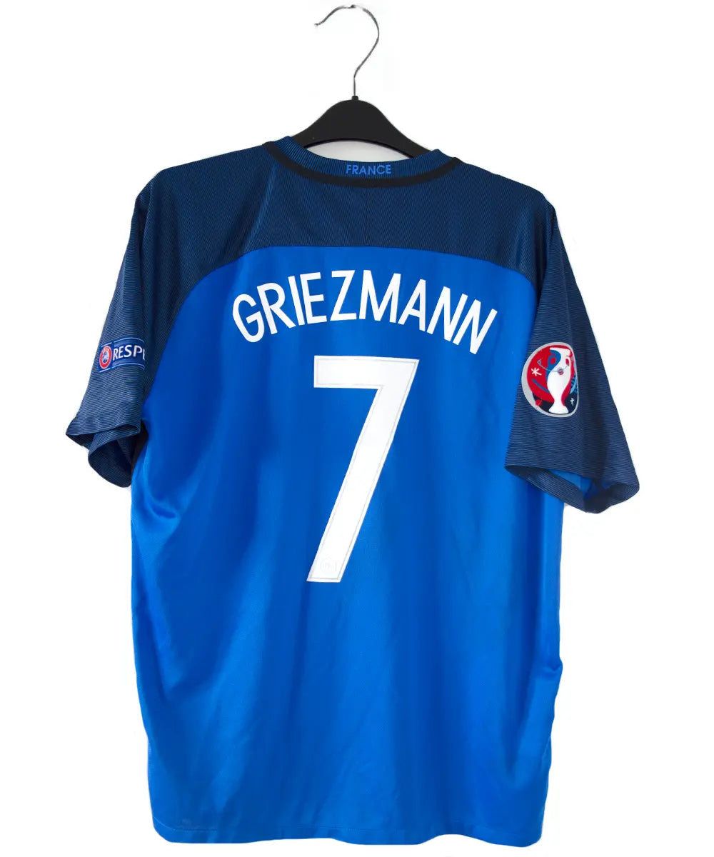Maillot de foot domicile de l'équipe de france 2016. On peut retrouver l'équipementier nike. Le maillot est de couleur bleu. Le maillot est floqué du numéro 7 Antoine Griezmann