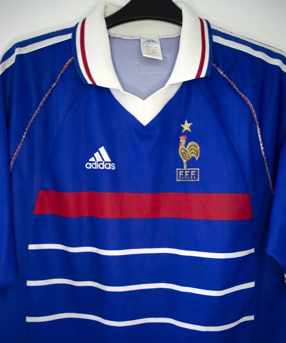 Maillot de foot vintage bleu blanc et rouge de l'équipe de france 1998. On peut retrouver l'équipementier adidas