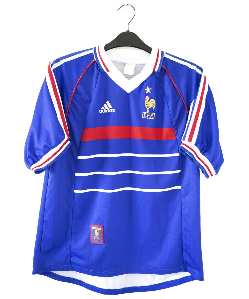 Maillot domicile bleu adidas de l'équipe de france 1998. Le maillot est floqué du numéro 10 Zinedine Zidane. Sur cette photo on peut voir le maillot de face