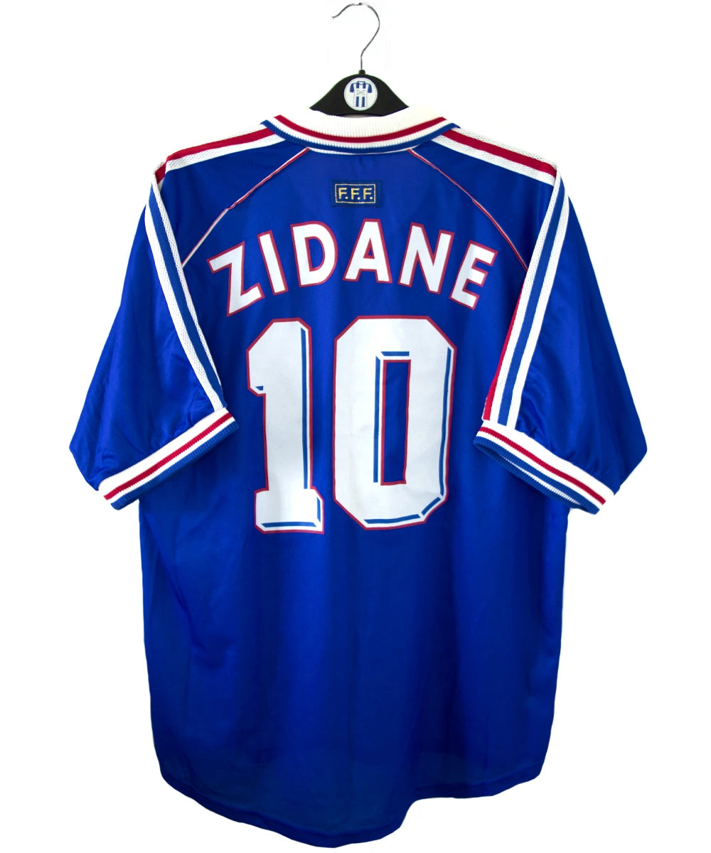 Maillot de foot vintage domicile bleu, blanc et rouge de l'équipe de france 1998. On peut voir l'équipementier adidas. Le maillot est floqué du numéro 10 Zidane. Il s'agit d'un maillot authentique d'époque