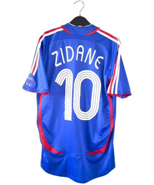 Maillot domicile de l'équipe de france porté lors de la coupe du monde 2006. Le maillot est de couleur bleu blanc et rouge. On peut retrouver l'équipementier adidas. Le maillot est floqué du numéro 10 Zinedine Zidane