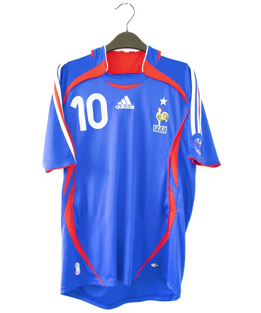 Maillot domicile de l'équipe de france porté lors de la coupe du monde 2006. Le maillot est de couleur bleu blanc et rouge. On peut retrouver l'équipementier adidas. Le maillot est floqué du numéro 10 Zizou