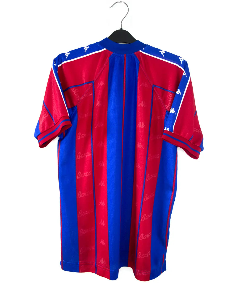 Maillot domicile du fc barcelone de la saison 1997-1998. Le maillot est de couleur rouge et bleu. On peut retrouver l'équipementier kappa