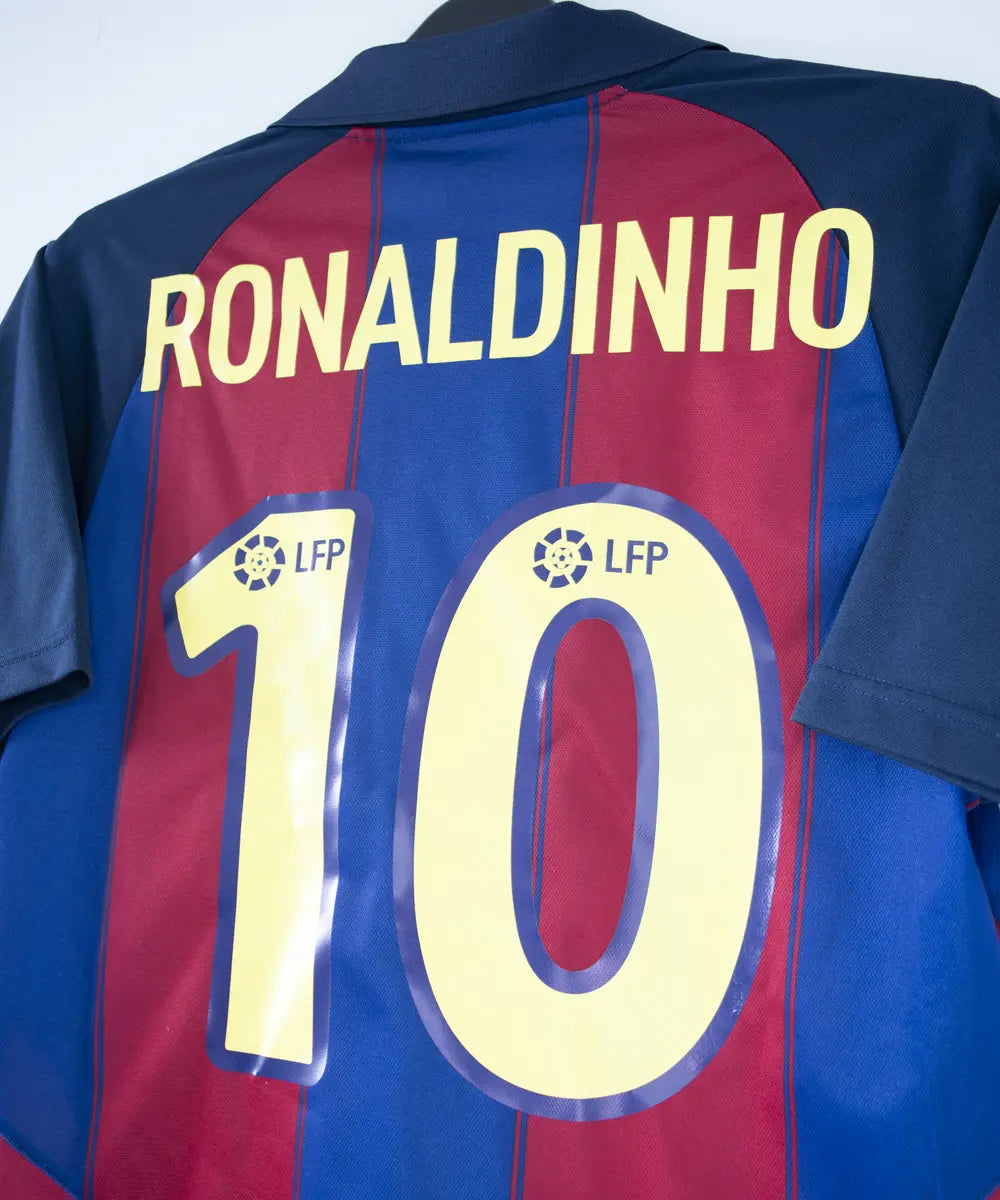 Flocage de Ronaldinho du maillot du Barca de la saison 2003/2004