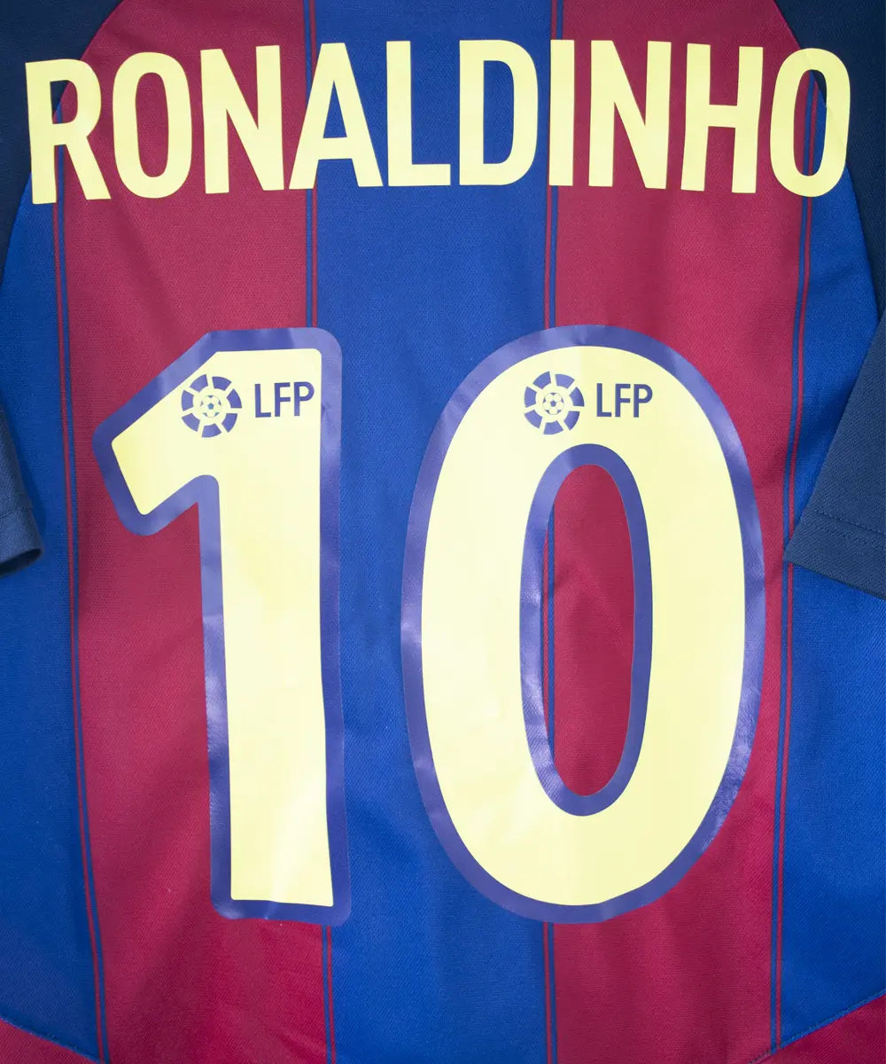 Flocage de Ronaldinho du maillot du Barca de la saison 2003/2004