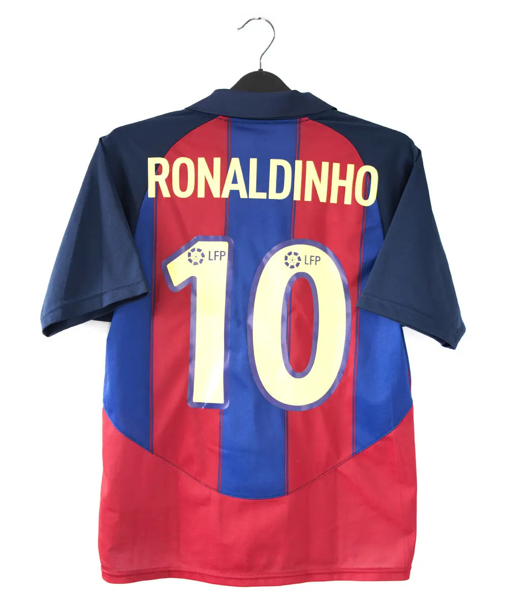 Maillot domicile du FC Barcelone de la saison 2003-2004 floqué ronaldinho. On peut retrouver l'équipementier nike.