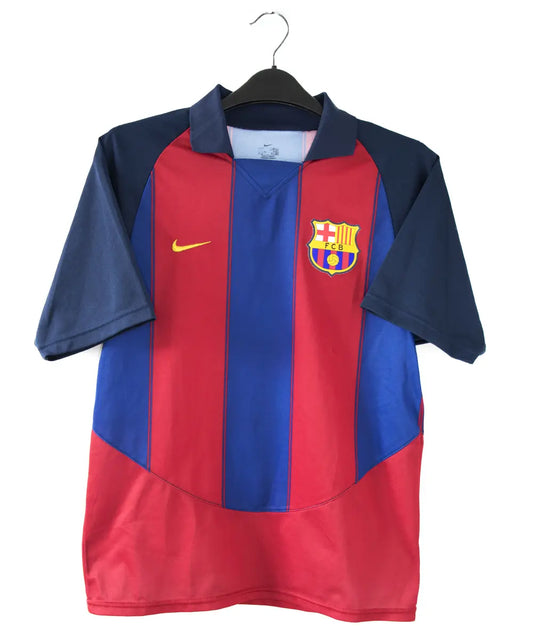 Maillot domicile du FC Barcelone de la saison 2003-2004 floqué ronaldinho. On peut retrouver l'équipementier nike.