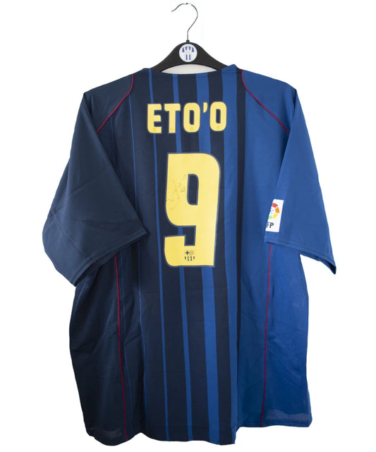 Maillot de foot vintage bleu du FC Barcelone de la saison 2004/2005. On peut retrouver l'équipementier nike. Le maillot est floqué du numéro 9 Samuel Eto'o. On peut voir également sur le maillot la signature de Eto'o. Il s'agit d'un maillot authentique