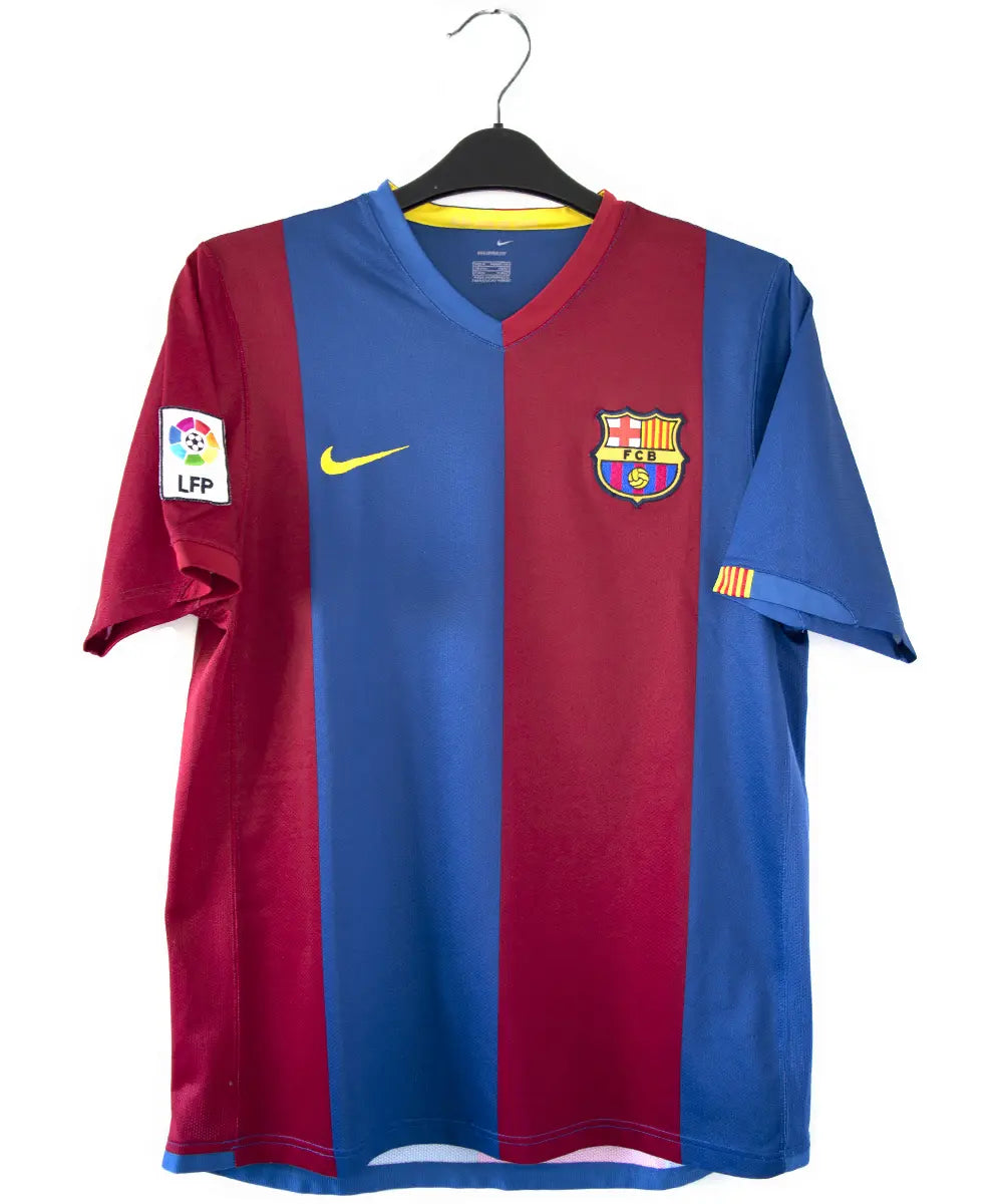 Maillot domicile du FC Barcelone de la saison 2006/2007 rouge et bleu. Le maillot est floqué du numéro 19 Messi. On peut retrouver l'équipementier nike sur le maillot. Sur cette photo on peut voir le maillot de face