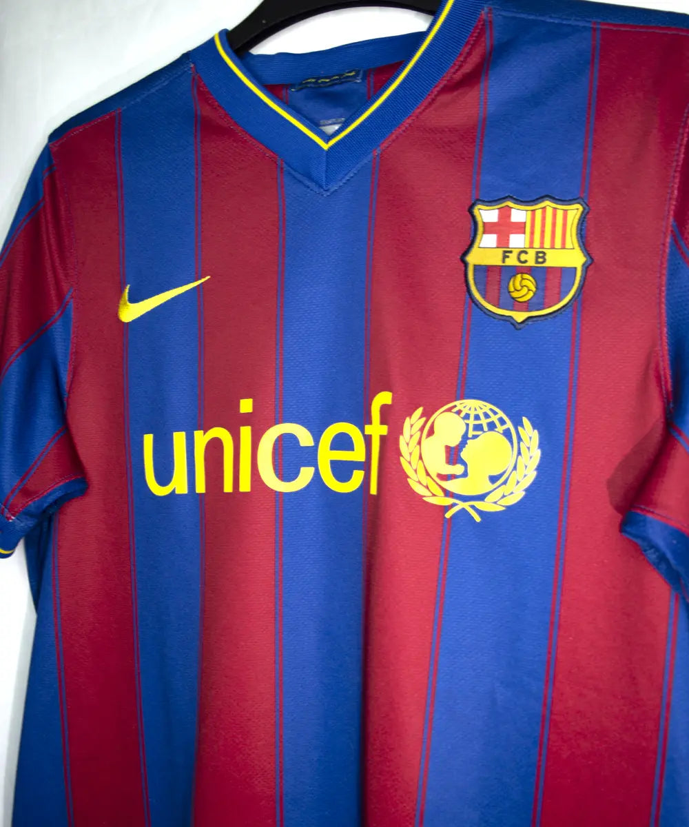 Maillot domicile du fc barcelone de la saison 2009-2010. Le maillot est de couleur bleu et rouge. On peut retrouver l'équipementier nike et le sponsor unicef. Le maillot est floqué du numéro 9 Zlatan Ibrahimovic