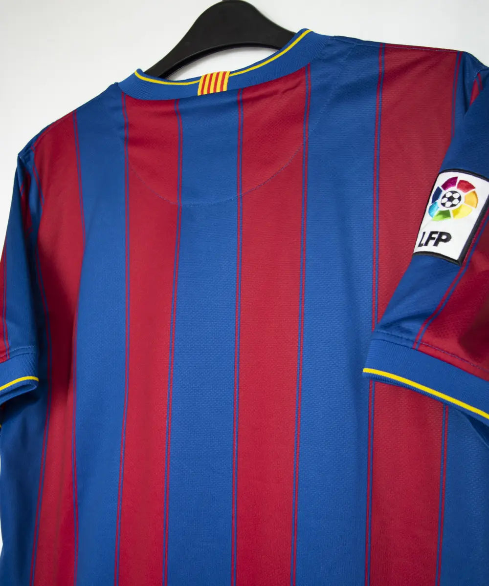 Maillot domicile du barca de la saison 2009-2010. Le maillot est de couleur bleu et rouge. On peut retrouver l'équipementier nike et le sponsor unicef.