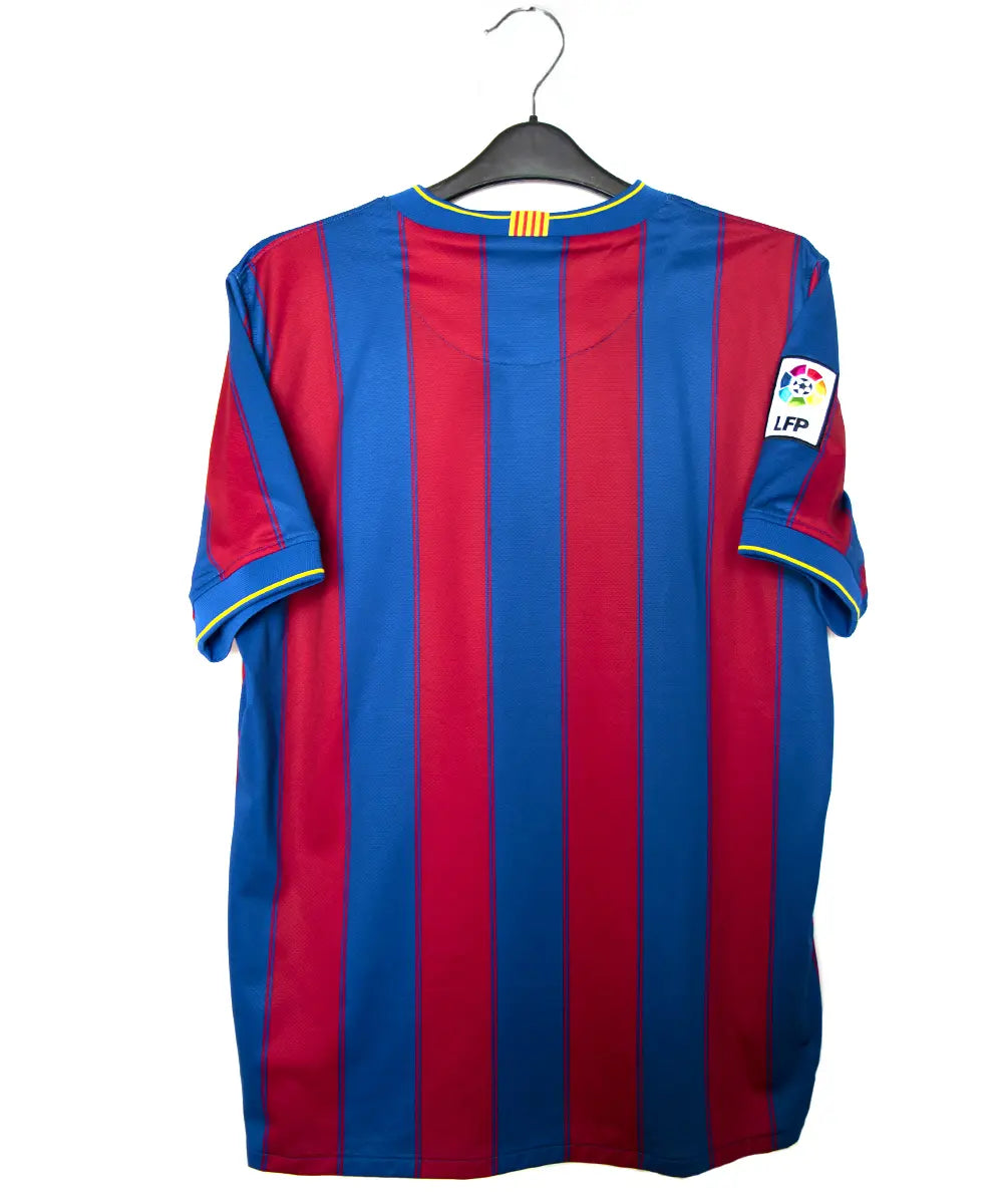 Maillot domicile du barca de la saison 2009-2010. Le maillot est de couleur bleu et rouge. On peut retrouver l'équipementier nike et le sponsor unicef.