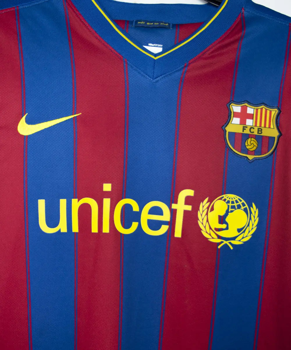 Maillot domicile du barca de la saison 2009-2010. Le maillot est de couleur bleu et rouge. On peut retrouver l'équipementier nike et le sponsor unicef.