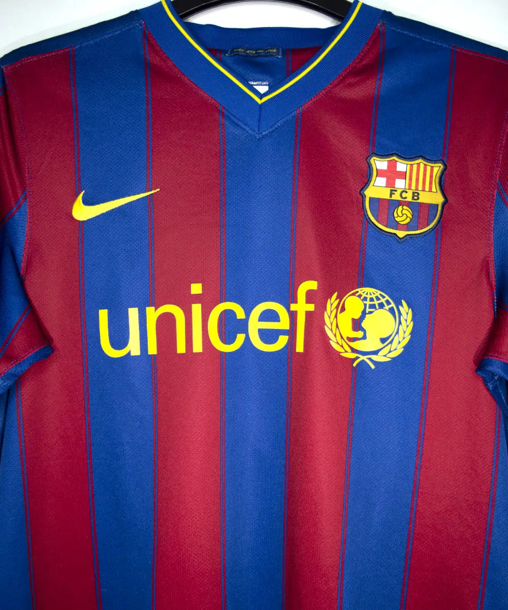 Maillot domicile du fc barcelone de la saison 2009-2010. Le maillot est de couleur bleu et rouge. On peut retrouver l'équipementier nike et le sponsor unicef. Le maillot est floqué du numéro 9 Zlatan Ibrahimovic