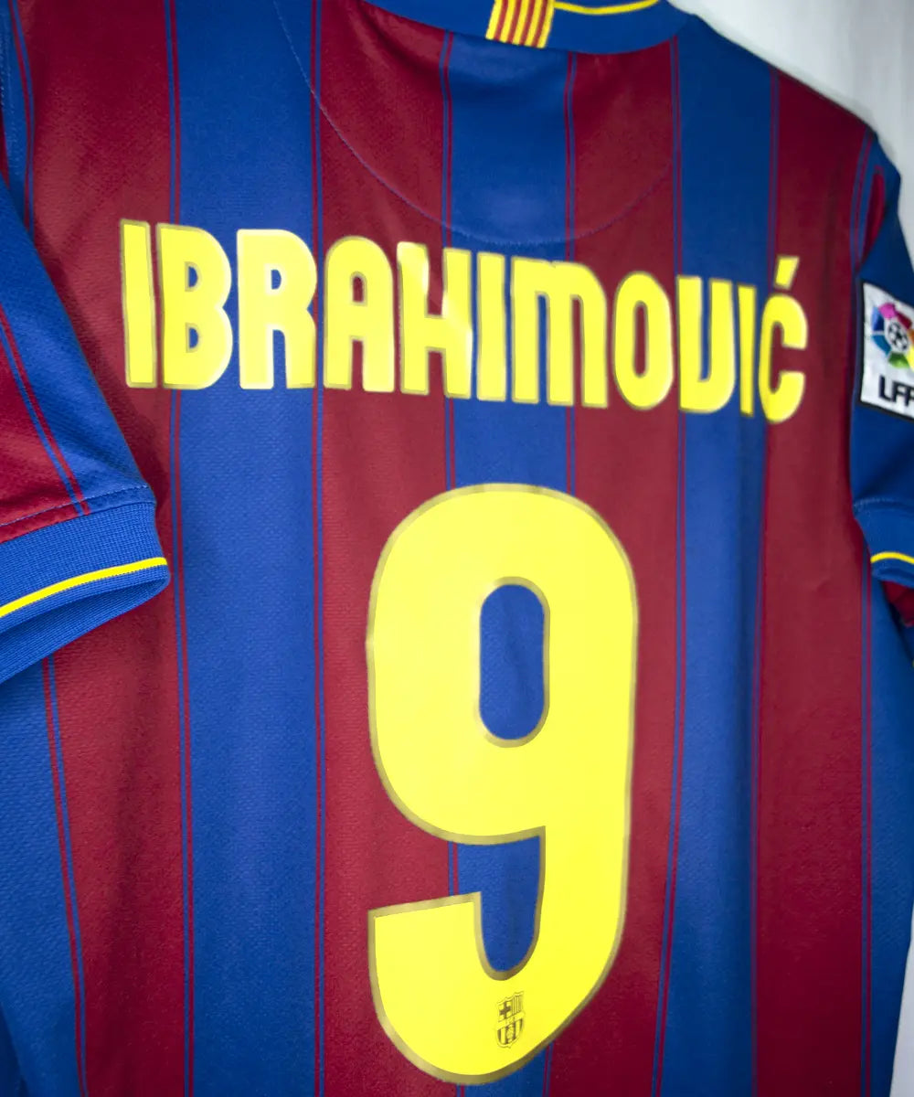 Maillot domicile du fc barcelone de la saison 2009-2010. Le maillot est de couleur bleu et rouge. On peut retrouver l'équipementier nike et le sponsor unicef. Le maillot est floqué du numéro 9 Zlatan Ibrahimovic