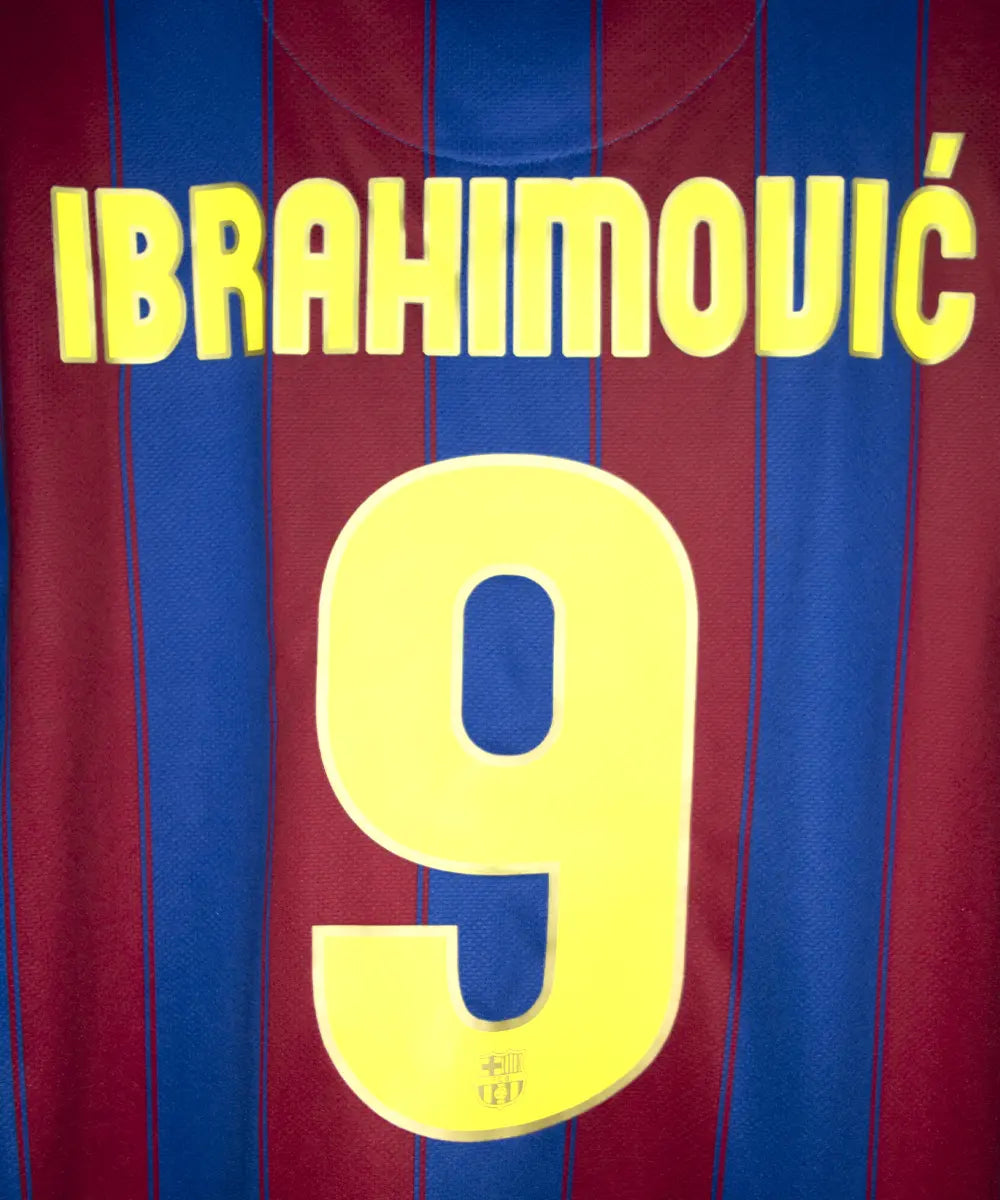 Maillot domicile du fc barcelone de la saison 2009-2010. Le maillot est de couleur bleu et rouge. On peut retrouver l'équipementier nike et le sponsor unicef. Le maillot est floqué du numéro 9 Zlatan Ibrahimovic