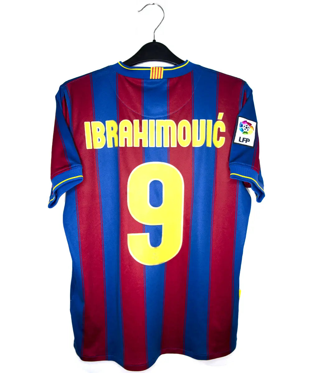 Maillot domicile du fc barcelone de la saison 2009-2010. Le maillot est de couleur bleu et rouge. On peut retrouver l'équipementier nike et le sponsor unicef. Le maillot est floqué du numéro 9 Zlatan Ibrahimovic